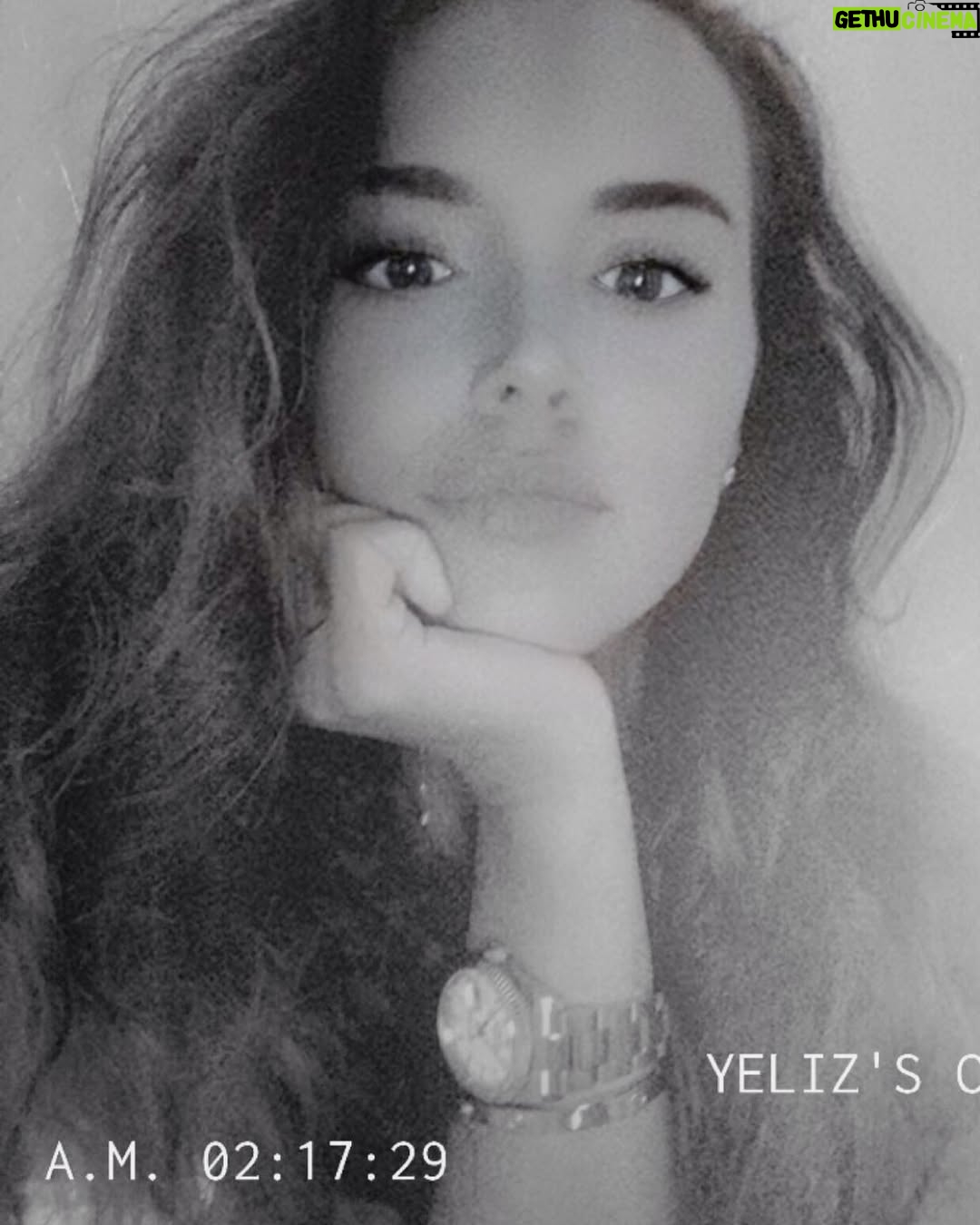 Yeliz Şar - 3 Likes - Siyah-beyaz bugüne uygun..