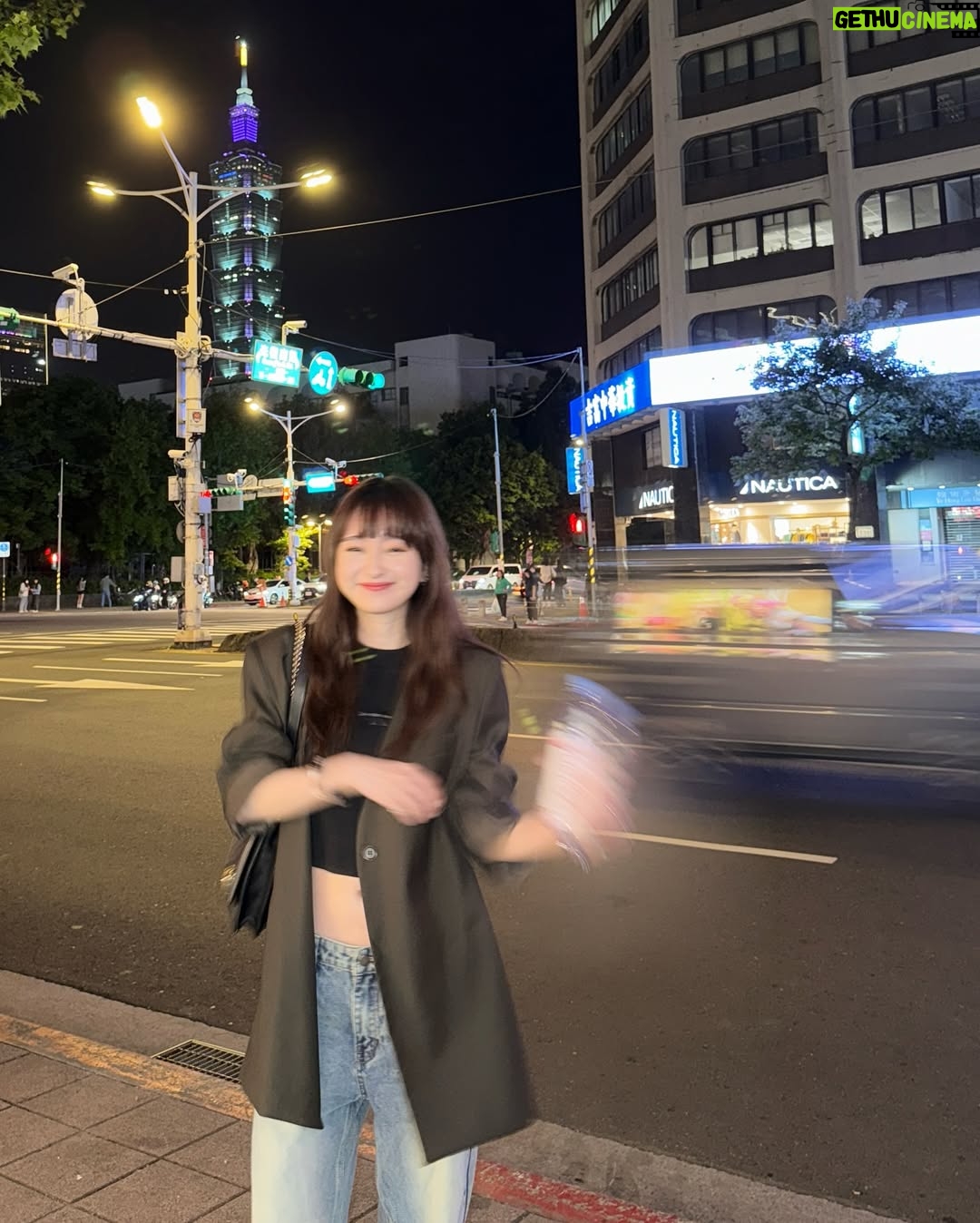 Ying-Xuan Ge - 2.7K Likes - 跟Aaron出去就會有好照片?🥳