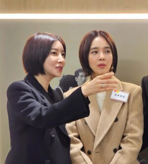 Yoon Se-a Instagram - #정혜영선배님

똑소리나는…똑단발 우리!
좋은 날, 좋은 곳에서 만나 많이 웃었다.

#승일희망요양병원개원식