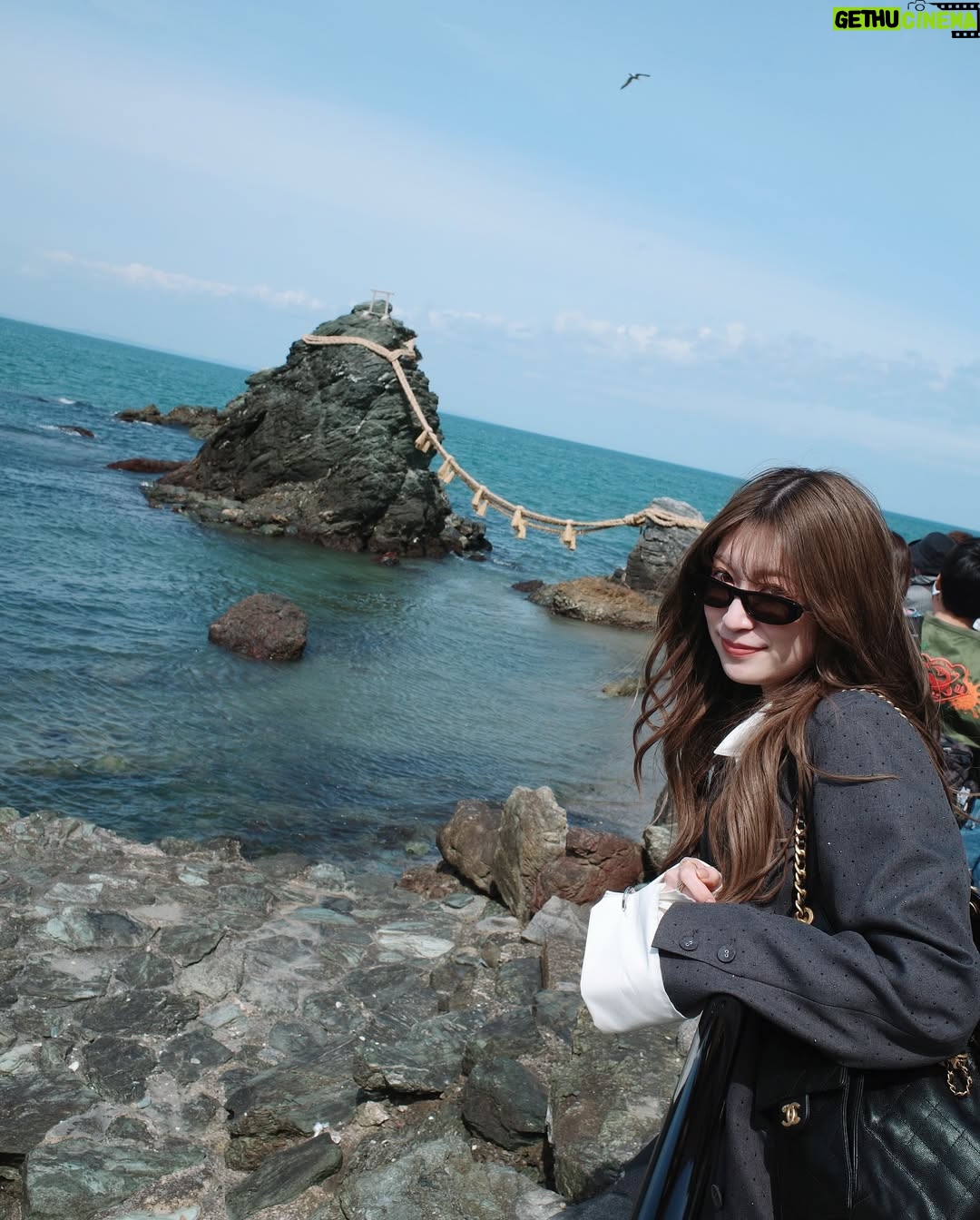 Yoshida Akari - 13.3K Likes - 土日は一泊で夫と2人で三重にプチ旅行🚗❤️
.
到着してすぐ鳥羽のサザエストリートへ🦪🐚
貝のお店がズラ〜っと並んでた!
新鮮な貝やエビさん🦞たくさん食べました☺️
鳥羽サイダーも美味しかった🥰❤️
.
そのあとは、夫婦岩へ🐸
結婚発表からあっという間に1年。
皆様に支えられて変わらず活動出来てて嬉しい限りです💓
.
#三重旅行 #サザンストリート #夫婦岩