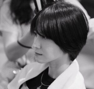 Yu Han Lien Instagram - 有心理準備
知道這次任務需要剪頭髮
詢問可以捐髮的長度之後
髮廊會幫我捐給公益單位
前面兩束
設計師說我可以自己剪
竟然有二十公分的頭髮可以捐
還有一個超可愛的感謝狀
今天之後洗頭髮吹頭髮會變很快了呢
大家如果之後有要剪短髮
也可以詢問髮廊有沒有合作的公益單位
換髮型的時候
還可以順便一起捐頭髮喔
清爽的日子
梳洗完畢之後
全心迎接新角色