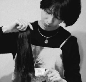 Yu Han Lien Instagram - 有心理準備
知道這次任務需要剪頭髮
詢問可以捐髮的長度之後
髮廊會幫我捐給公益單位
前面兩束
設計師說我可以自己剪
竟然有二十公分的頭髮可以捐
還有一個超可愛的感謝狀
今天之後洗頭髮吹頭髮會變很快了呢
大家如果之後有要剪短髮
也可以詢問髮廊有沒有合作的公益單位
換髮型的時候
還可以順便一起捐頭髮喔
清爽的日子
梳洗完畢之後
全心迎接新角色