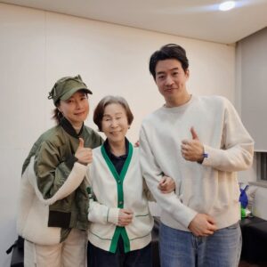 Yu Seon Instagram - 흐르는 눈물을 훔쳐가며..공연을 본게 언제였는지.. 
윌리 그 자체였던 박근형 선생님을 분장실에서 뵙고는..
울컥해서 또 눈물이.. ㅠㅠ 😭 

무대 위에서 열정과 에너지 가득한 모습으로..
감동 그 자체가 되셨던 박근형선생님,손숙선생님♡♡
정말 감사하고 존경합니다! 🙏

배우 지망생 때 부터 유명한.. 
상윤배우님의 비프 만년필 독백씬은
정말 클라이맥스였어요!👍👏👏👏 

비오는 날..
혼자 보러 간 공연에서..
폭풍감동을 받고.. 
무대를 더 사랑하게 된 오늘♡♡ 
#세일즈맨의죽음