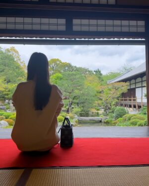 Yuka Iguchi Instagram - 🌸⛩️🚄
久しぶりに日帰り弾丸京都いってきたお(　＾ω＾)

#貴船神社 #上賀茂神社 #等持院 #車折神社 #八坂神社
#滞在時間５時間 #日帰り観光 #京都
#坐禅虚無顔 #ほくそ笑み #おばさん
#立ち姿オバショット #隠しきれないアラフォー感
#運転手さんいつも本当にありがとうございます🫶🏻🌷