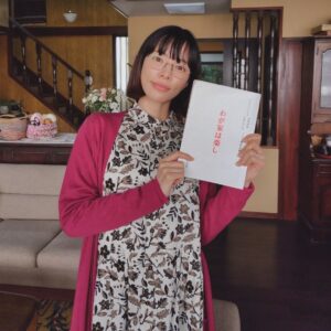 Yuki Sakurai Instagram - 皆様こんにちは

ついにやって参りましたこの季節、花粉攻撃

私は全症状コンプリートなのでもう戦意喪失、戦う気力もありません。粉浴びるがままです

もういいんです、来月辺りのドラマ等でもし鼻声だったとしてもどうかお許しくださいませ

という予防線を張ってみる。

そんな粉まみれの日々ですが、最近の桜井の楽しかった事は、IKEAの家具を組み立てる、です

あれ、めっちゃ楽しい

無心になれる

また組み立てたい

わたし力持ち

そんなIKEAの家具組み立てにハマった桜井ですが、最近の癒しは

こむぎとわらびとひよりちゃんを見ることです。

ああ、鼻がむずむずする

へーくしょい！

　　　　　　　　　　　　　　　　　　　　　桜井