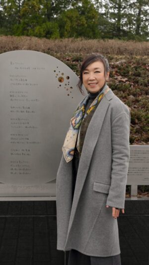 Yumi Matsutoya Instagram - 41年前、登山家の植村直己さんが、世界初冬期マッキンリー単独登頂を成功した後消息を絶った、というニュースに心動かされ書いた「星のクライマー」。
　
この楽曲の歌碑が今日、兵庫県豊岡市にある「植村直己冒険館」に設置されました。
除幕式にサプライズ参加したユーミン。式典の最後には地元の方やクラウドファンディングにご参加頂いた200名の皆さんと一緒に、「星のクライマー」の斉唱も行われました。
初めて訪れた冒険館では、植村さんの偉業に改めて心打たれていました。

その後、芸術文化観光専門職大学も訪れ学生の皆さんとも交流。
植村直己さん、そして「星のクライマー」にインスパイアされた演劇を制作中で、その感触をユーミンも鑑賞しました。

除幕式でのユーミンのご挨拶を、こちらでもご紹介します。
歌はわが子なので、このような形で遠い場所でたくさんの方に広がってくれるのは親として本望、そして植村直己さんの記憶を少しでも共有できるような気がして感動しました。植村さんが目指された冒険の一端を自分でも体験してこれた気がして今日ここにいるのは運命だなと強く感じました。

「植村直己冒険館」で、「星のクライマー」の世界に触れて頂ければ嬉しいです。

マネージャーK子