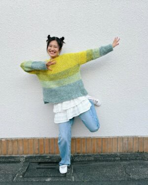 Yuri Tsunematsu Instagram - 💛🧶👏🥺
4月生まれの方✨
お誕生日おめでとうございます‼︎
皆さんにとって素敵な一年になりますように☺️

Happy birthday to everyone born in April₊˚⊹♡
I hope you have a wonderful year✨

今月の #ツネからの誕生日動画 は私が編んだセーターでお祝いしてみました‼︎
初めて棒編みでセーターを作ってみたのですが、こうやって服って出来るんだ…!と新たな発見があったり、完成したものを着た時は本当に感動しました🥹

網図を間違えて読んでいて何回かやり直していたら、最後はスラスラ出来るようになって最終的に編み始めから1週間で完成しました！

今回はDARUMA @daruma_store_ のグラデーションプルオーバーBという編み物キットを買って作ってみました🧶
春先にピッタリな可愛いセーターができて良かった💛
来年の冬に向けてもっと色々作ってみたいです！！

This sweater was knitted by me😏
Isn't it so cute? I would like to try knitting more different types of clothes!! I'll post it when I make something again🧶

#yuritunes #恒松祐里