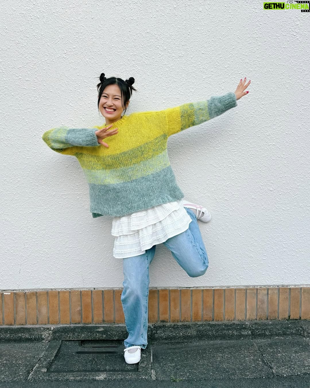 Yuri Tsunematsu - 12.3K Likes - 💛🧶👏🥺
4月生まれの方✨
お誕生日おめでとうございます‼︎
皆さんにとって素敵な一年になりますように☺️
Happy birthday to everyone born in April₊˚⊹♡
I hope you have a wonderful year✨
今月の #ツネからの誕生日動画 は私が編んだセーターでお祝いしてみました‼︎
初めて棒編みでセーターを作ってみたのですが、こうやって服って出来るんだ…!と新たな発見があったり、完成したものを着た時は本当に感動しました🥹
網図を間違えて読んでいて何回かやり直していたら、最後はスラスラ出来るようになって最終的に編み始めから1週間で完成しました!
今回はDARUMA @daruma_store_ のグラデーションプルオーバーBという編み物キットを買って作ってみました🧶
春先にピッタリな可愛いセーターができて良かった💛
来年の冬に向けてもっと色々作ってみたいです!!
This sweater was knitted by me😏
Isn't it so cute? I would like to try knitting more different types of clothes!! I'll post it when I make something again🧶
#yuritunes #恒松祐里