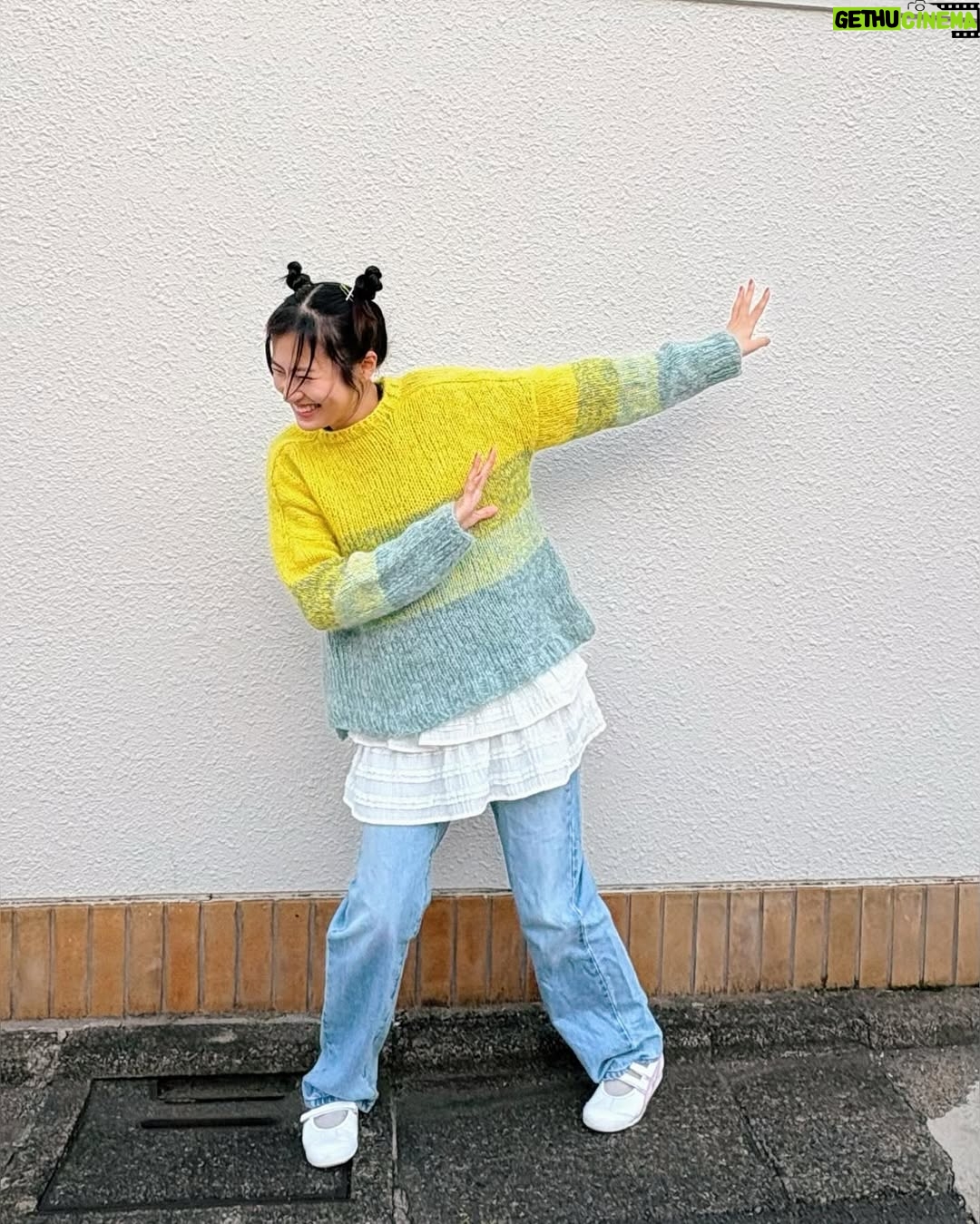 Yuri Tsunematsu - 12.3K Likes - 💛🧶👏🥺
4月生まれの方✨
お誕生日おめでとうございます‼︎
皆さんにとって素敵な一年になりますように☺️
Happy birthday to everyone born in April₊˚⊹♡
I hope you have a wonderful year✨
今月の #ツネからの誕生日動画 は私が編んだセーターでお祝いしてみました‼︎
初めて棒編みでセーターを作ってみたのですが、こうやって服って出来るんだ…!と新たな発見があったり、完成したものを着た時は本当に感動しました🥹
網図を間違えて読んでいて何回かやり直していたら、最後はスラスラ出来るようになって最終的に編み始めから1週間で完成しました!
今回はDARUMA @daruma_store_ のグラデーションプルオーバーBという編み物キットを買って作ってみました🧶
春先にピッタリな可愛いセーターができて良かった💛
来年の冬に向けてもっと色々作ってみたいです!!
This sweater was knitted by me😏
Isn't it so cute? I would like to try knitting more different types of clothes!! I'll post it when I make something again🧶
#yuritunes #恒松祐里