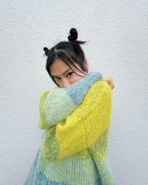 Yuri Tsunematsu Instagram - 💛🧶👏🥺
4月生まれの方✨
お誕生日おめでとうございます‼︎
皆さんにとって素敵な一年になりますように☺️

Happy birthday to everyone born in April₊˚⊹♡
I hope you have a wonderful year✨

今月の #ツネからの誕生日動画 は私が編んだセーターでお祝いしてみました‼︎
初めて棒編みでセーターを作ってみたのですが、こうやって服って出来るんだ…!と新たな発見があったり、完成したものを着た時は本当に感動しました🥹

網図を間違えて読んでいて何回かやり直していたら、最後はスラスラ出来るようになって最終的に編み始めから1週間で完成しました！

今回はDARUMA @daruma_store_ のグラデーションプルオーバーBという編み物キットを買って作ってみました🧶
春先にピッタリな可愛いセーターができて良かった💛
来年の冬に向けてもっと色々作ってみたいです！！

This sweater was knitted by me😏
Isn't it so cute? I would like to try knitting more different types of clothes!! I'll post it when I make something again🧶

#yuritunes #恒松祐里