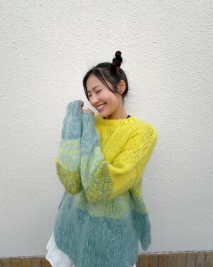 Yuri Tsunematsu Instagram - 💛🧶👏🥺
4月生まれの方✨
お誕生日おめでとうございます‼︎
皆さんにとって素敵な一年になりますように☺️

Happy birthday to everyone born in April₊˚⊹♡
I hope you have a wonderful year✨

今月の #ツネからの誕生日動画 は私が編んだセーターでお祝いしてみました‼︎
初めて棒編みでセーターを作ってみたのですが、こうやって服って出来るんだ…!と新たな発見があったり、完成したものを着た時は本当に感動しました🥹

網図を間違えて読んでいて何回かやり直していたら、最後はスラスラ出来るようになって最終的に編み始めから1週間で完成しました！

今回はDARUMA @daruma_store_ のグラデーションプルオーバーBという編み物キットを買って作ってみました🧶
春先にピッタリな可愛いセーターができて良かった💛
来年の冬に向けてもっと色々作ってみたいです！！

This sweater was knitted by me😏
Isn't it so cute? I would like to try knitting more different types of clothes!! I'll post it when I make something again🧶

#yuritunes #恒松祐里