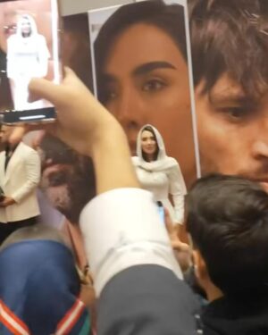 Zahraa Sami Instagram - An unforgettable night in Iran celebrating the launch of One way ticket series. I can’t wait for you all to watch it! ❤️ 

‏امس من حفل إطلاق مسلسل تذكرة الذهاب فقط شكرا على التكريم وأتمنى أن تستمتعون بالمسلسل المختلف هذا 🎬

@onewayticketseris 
@pouriaheidaryoureh