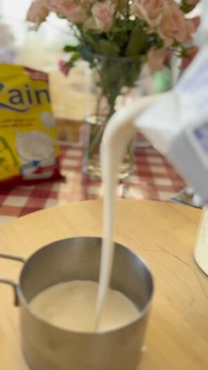 Zain Awad Instagram - من اجمل الوصفات بشهادة الكل عندي ❤️❤️👌
Milk pudding 
برعاية حليب Zain 
بودينج الحليب 
٣ كاسات حليب 
ملعقتين جيلاتين 
كاسة كريمة الخفق
مكثف حليب محلا 
فستق حلبي ورد لتزيين

@shery244  @deltaindustrialmilk
@silverlinegatefs