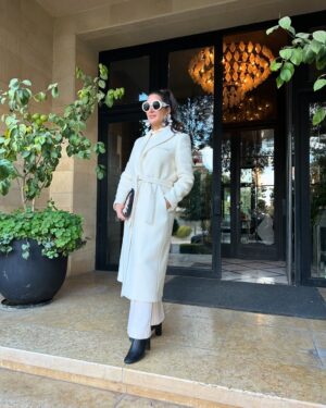 Zain Awad Instagram - 🤍🤍doing what you love is never a waste of time 

Hair and makeup 
@sparkle_of_beauty_center 

 White Coat 
@runway_jo