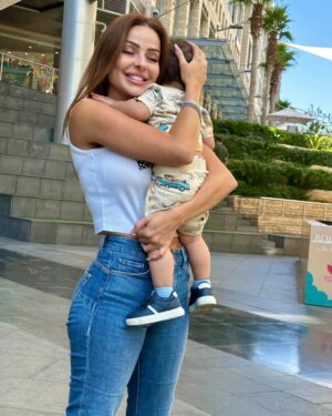 Zain Karazon Instagram - الخالة بمنزلة الأم 🥹🩵🕊️ أحلى صبحية وفطور مع الحب راشد
…..

fashion #bloggerstyle #amman #love #eyemakeup #beauty #makeuplooks #explore #dubai #kuwait #glow #مكياج#ph🇵🇸#اكسبلور_explore #الاردن #ماكياج #lifestyle #الامارات🇦🇪 #السعودية #قطر #مصر #explorepage #hairstyles #model#bloggerstyle#trending #zkbeauty #zainkarazon #zkbeautyshop