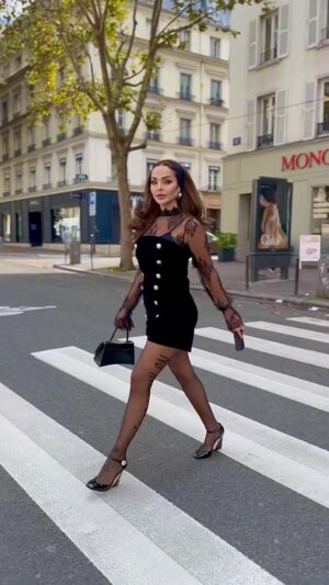 Zain Karazon Instagram - يمضي الوقت وتبقى الذكريات 🍁🌹🍂
#parisfashion 
…..

fashion #bloggerstyle #amman #love #eyemakeup #beauty #makeuplooks #explore #dubai #kuwait #glow #مكياج#ph🇵🇸#اكسبلور_explore #الاردن #ماكياج #lifestyle #الامارات🇦🇪 #السعودية #قطر #مصر #explorepage #hairstyles #model#bloggerstyle#trending #zkbeauty #zainkarazon #zkbeautyshop