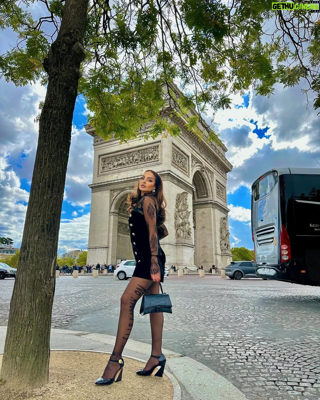 Zain Karazon - 11.1K Likes - bonjour 🇫🇷 🍁🍂
…..
fashion #bloggerstyle #amman #love #eyemakeup #beauty #makeuplooks #explore #dubai #kuwait #glow #مكياج#ph🇵🇸#اكسبلور_explore #الاردن #ماكياج #lifestyle #الامارات🇦🇪 #السعودية #قطر #مصر #explorepage #hairstyles #model#bloggerstyle#trending #zkbeauty #zainkarazon #zkbeautyshop