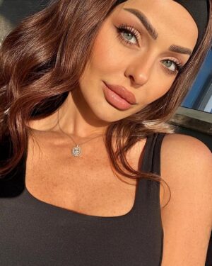 Zain Karazon Instagram - هناك صمت يقول كل شيء 
……

#loveyourself #zain_karazon #pink #dubai🇦🇪#
#love #explore #viralvideos #fyp #اكسبلور#zain_karazon