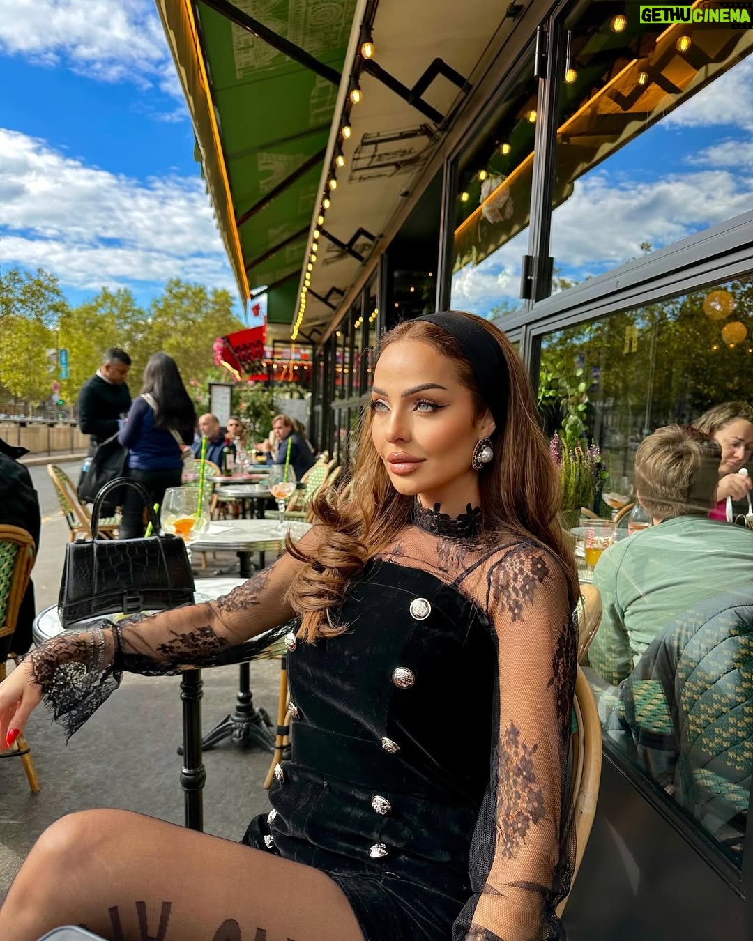 Zain Karazon - 11.1K Likes - bonjour 🇫🇷 🍁🍂
…..
fashion #bloggerstyle #amman #love #eyemakeup #beauty #makeuplooks #explore #dubai #kuwait #glow #مكياج#ph🇵🇸#اكسبلور_explore #الاردن #ماكياج #lifestyle #الامارات🇦🇪 #السعودية #قطر #مصر #explorepage #hairstyles #model#bloggerstyle#trending #zkbeauty #zainkarazon #zkbeautyshop