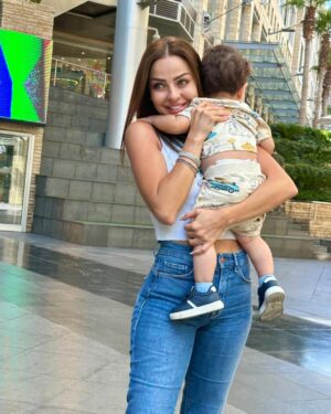 Zain Karazon Instagram - الخالة بمنزلة الأم 🥹🩵🕊️ أحلى صبحية وفطور مع الحب راشد
…..

fashion #bloggerstyle #amman #love #eyemakeup #beauty #makeuplooks #explore #dubai #kuwait #glow #مكياج#ph🇵🇸#اكسبلور_explore #الاردن #ماكياج #lifestyle #الامارات🇦🇪 #السعودية #قطر #مصر #explorepage #hairstyles #model#bloggerstyle#trending #zkbeauty #zainkarazon #zkbeautyshop