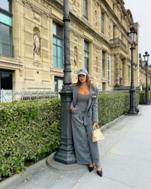 Zain Karazon Instagram - make for your dream a war 🩶
…..

fashion #bloggerstyle #amman #love #eyemakeup #beauty #makeuplooks #explore #dubai #kuwait #glow #مكياج#ph🇵🇸#اكسبلور_explore #الاردن #ماكياج #lifestyle #الامارات🇦🇪 #السعودية #قطر #مصر #explorepage #hairstyles #model#bloggerstyle#trending #zkbeauty #zainkarazon #zkbeautyshop
