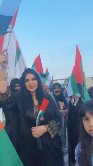 Zainab Al Askari Instagram - سعدت بمشاركتي في مسيرة (حب الامارات )مع كبار العظماء ❤️الامهات العظيمات ❤️#الامارات #عطاء #الامهات #حب #الوطن