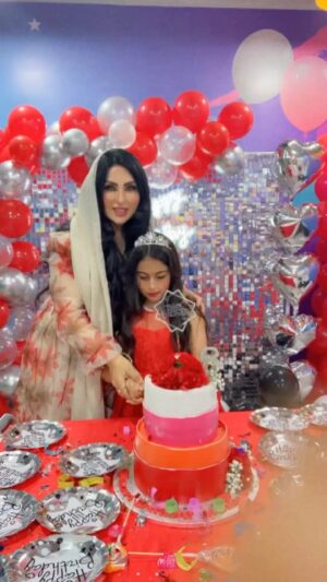Zainab Al Askari Instagram - 16 ديسمبر اجمل فرحة في حياتي يوم ميلاد اميرتي الغلا كله ❤️ربي يحفظها لي وربي يسعد قلبها ويحقق لها كل امنياتها يارب #سنة حلوه #الغلا #ميلاد #سعادة #سنه #ماشاء_الله #ماشاءالله_تبارك_الله