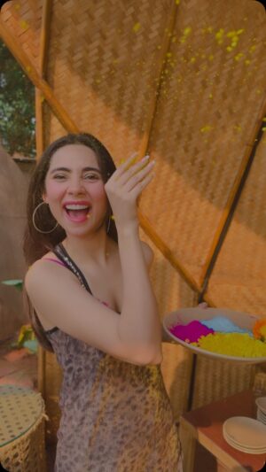 Zara Khan Instagram - Main tou rang gayeeeee kyon doston bura na mano HOLI HAI🌈🫶🏻✨🩷 may this Holi bring in love happiness in the brightest and most colourful form with triump over evil 🔥🙌🏻 #happyholi