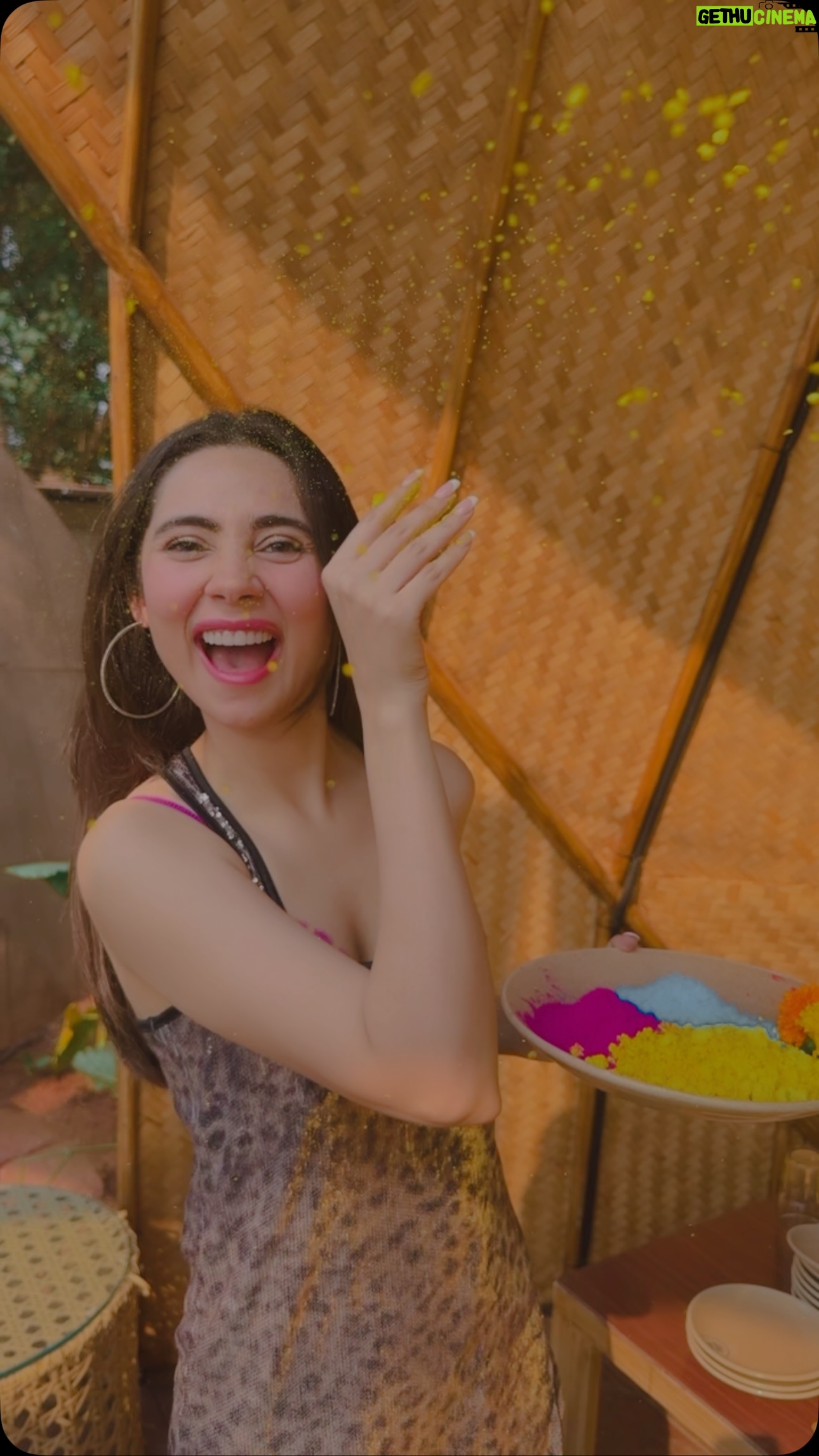 Zara Khan - 129.9K Likes - Main tou rang gayeeeee kyon doston bura na mano HOLI HAI🌈🫶🏻✨🩷 may this Holi bring in love happiness in the brightest and most colourful form with triump over evil 🔥🙌🏻 #happyholi