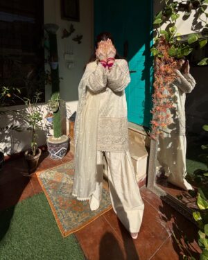 Zara Noor Abbas Instagram - Noorejahan ki chooriyan - Gharara aur bohat sara magic!