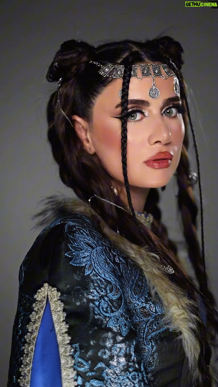 Zarina Qurbanova - 13.6K Likes - Türk mifologiyasında tez-tez cənnət quşu olaraq adlandırılan, gözlə görünməyəcək qədər yüksəkliklərdə, uçan mifoloji inanclara görə isə başına qonduğu insana xoşbəxtlik gətirəcəyinə inanılan bəxt quşu və ya taleh quşudur Humay🥹 Bu marağlı dünyavi trendi görüb yan keçə bilməzdim🥹 Ağlıma ilk gələn fərqliliyi ilə seçilən öz sirli dünyası olan üzü daima gülən olduğu yerlərə insanlara uğur gətirən Zarina @zarina_qurbanova_ oldu🫠 Birləşdik və ərsəyə gətirdik🕊️ Necə alınıb?
MakeUp (Makiyaj ) : Men Ayashkanizdan @ayanshafag
Geyim : @bakimilligeyimevi
Studio : @1studio.az
Videograf : @ravanismayil
