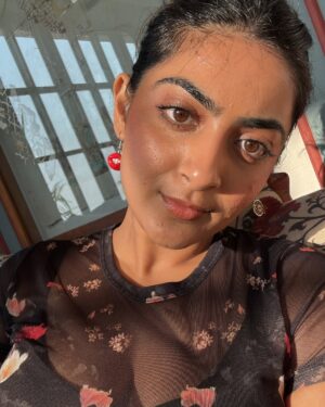 Zayn Marie Khan Instagram - Zoom in to me - good skin bad skin, break outs, lines, hair, flawless face card - but never matching earrings 🌞🫦🌜