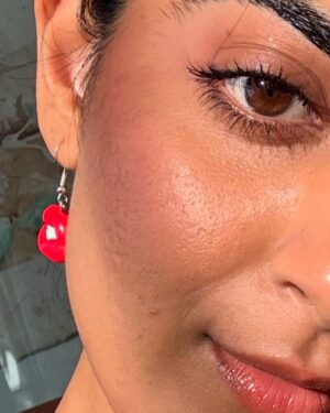Zayn Marie Khan Instagram - Zoom in to me - good skin bad skin, break outs, lines, hair, flawless face card - but never matching earrings 🌞🫦🌜