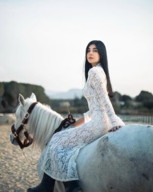 Zeina Makki Instagram - April 4 — Happy Rebirth to me 🤍🎂
اليوم أطفئ شمعة أخرى في عمري، لكن النور في داخلي يزداد اشراقاً 
احتفلت بنفسي حيث ينتمي قلبي، مع رفيقة روحي..
لا ضجيج…لا مظاهر. لا شيء سوى الأرض تحتنا و السماء فوقنا و الطاقة التي تربطنا بالكون بأسره. 
كل ما مضى ورائي، و كل ما ينتظرني أمامي. أمّا الآن، فهذه اللحظة مِلكي … و هي الأجمل
عام جديد يبدأ، وأحمله في قلبي بشغف، بامتنان لكل ما مضى، وبحماس لكل ما ينتظرني. 
٣٥ سنة و قلبي أخيراً بمكانه 
عيد ميلاد سعيد لي 🤍🦋

📷 @anthony.nassarr