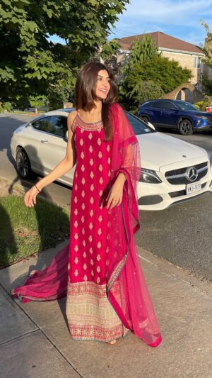Zoya Nasir Instagram - When your mom accidentally makes a slow mo you post it as a reel! @ulfat.amna thanks ♥️
Rocking @zainabsalmanstudio 👗 loving this outfit 
💇‍♀️ @rukaiya_salon thanks for the lovely locks 

#zoyanasir #pakistanifashion #pakistaniwedding #pakistanicelebrities #desioutfit #badzat #noorjehan #merehumsafar #pakistaniactors #pakistanidramas #whatjhumka #whatjhumkareels