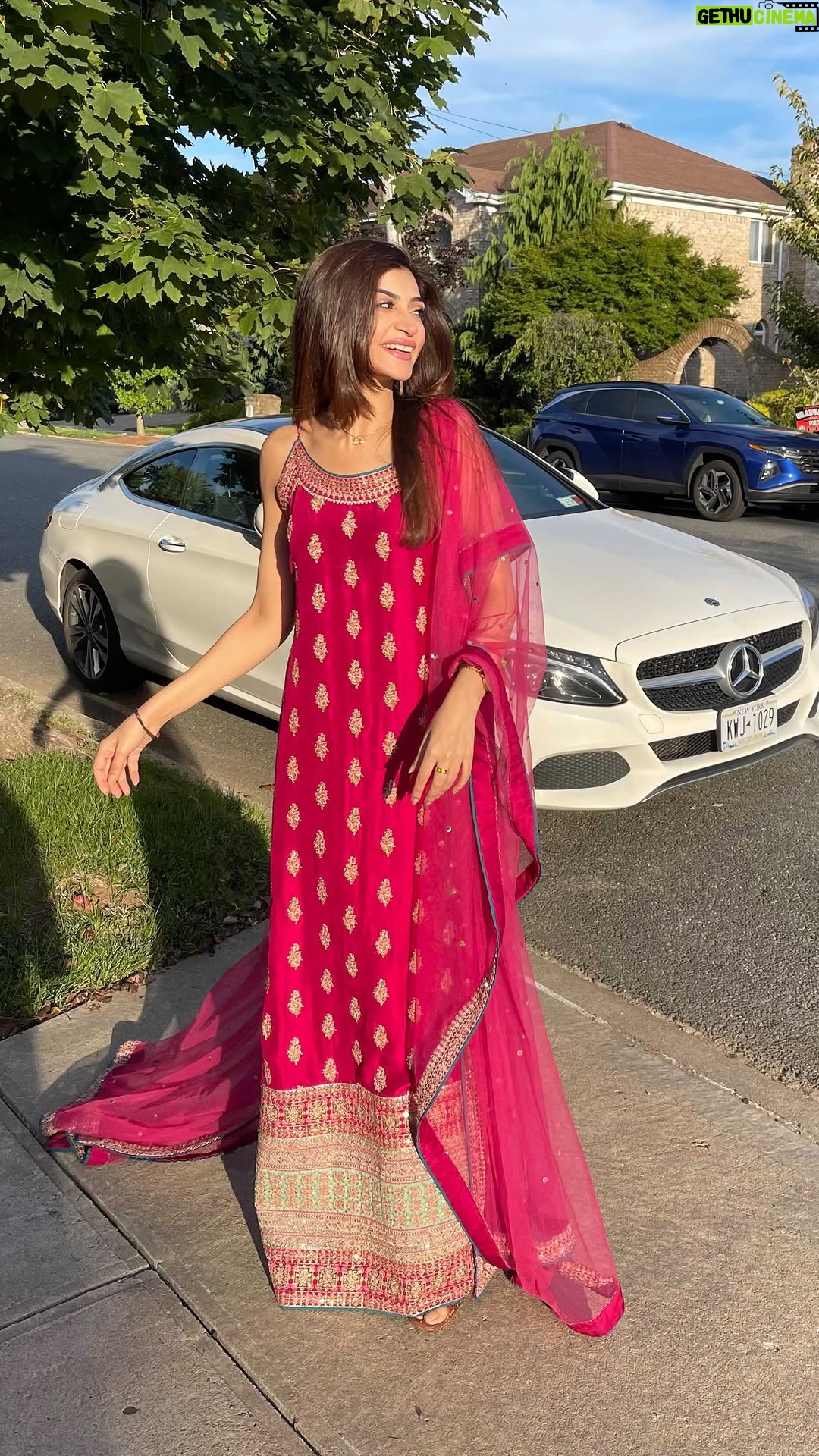 Zoya Nasir - 150K Likes - When your mom accidentally makes a slow mo you post it as a reel! @ulfat.amna thanks ♥️
Rocking @zainabsalmanstudio 👗 loving this outfit
💇♀️ @rukaiya_salon thanks for the lovely locks
#zoyanasir #pakistanifashion #pakistaniwedding #pakistanicelebrities #desioutfit #badzat #noorjehan #merehumsafar #pakistaniactors #pakistanidramas #whatjhumka #whatjhumkareels