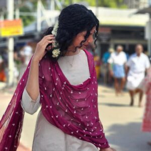 abinayaa ravichander Instagram - Fresh flowers and old love🤍

📸: @dee.kay_dk 😍