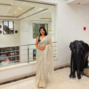 ayshayrav Instagram - Aiming to look like rasagulla 🌝

#saree#india#fyp#ayshayrav