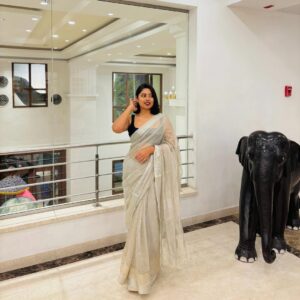 ayshayrav Instagram - Aiming to look like rasagulla 🌝

#saree#india#fyp#ayshayrav