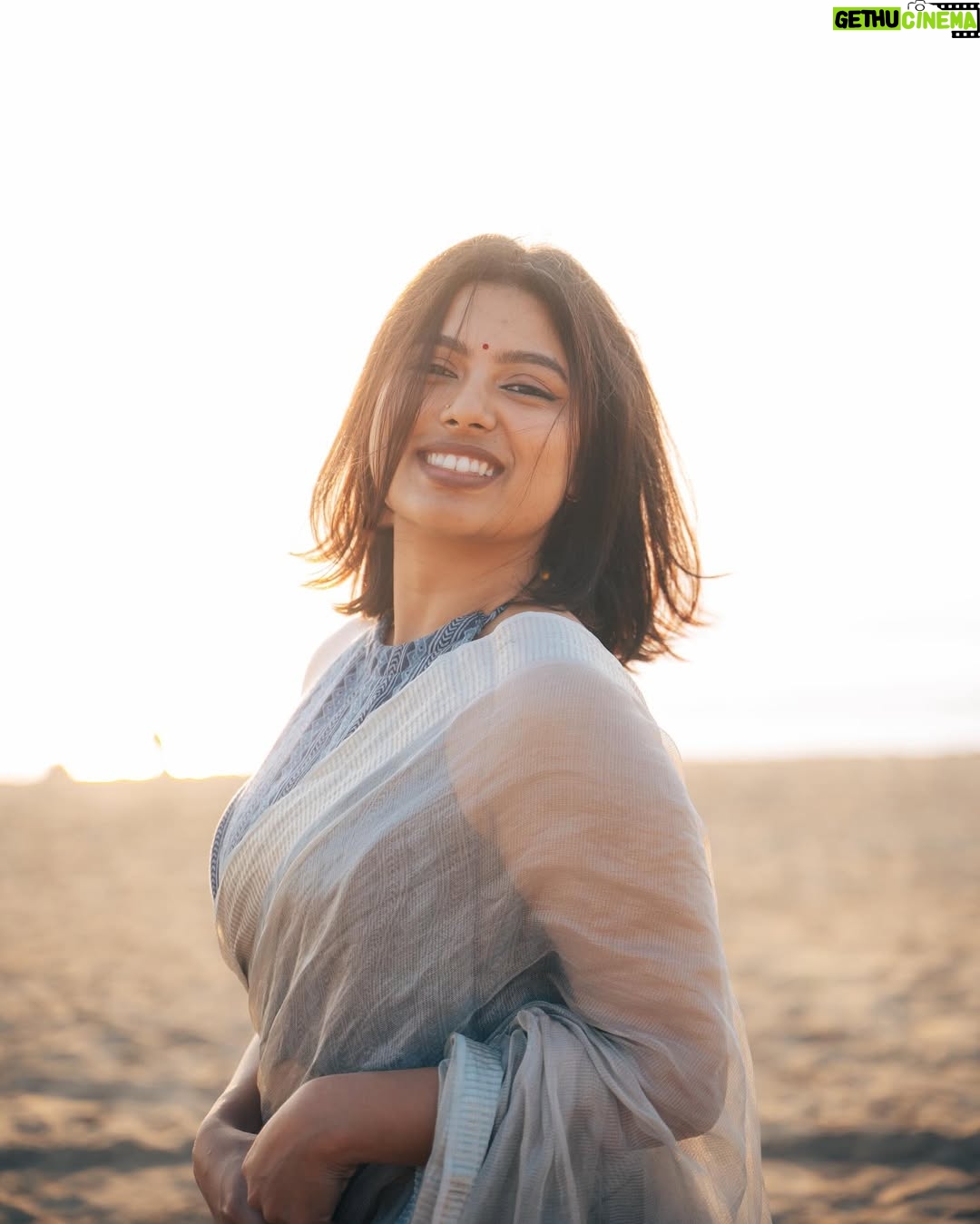 ayshayrav - 1.4K Likes - Avalum Nanum Alaiyum kadalum 🌊
Corset from @weaversknot.shop 🪅
Taken by @nature_made_man 📸