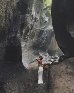 ayshayrav Instagram - Unearthing hidden treasures 🪨🦢

#cave#balivibes#trekking#fyp