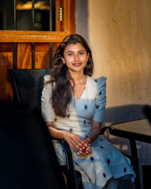 dharshini sudhakar Instagram - சங்கத்தில் பாடாத கவிதை ✍️❤️….

Wearing @laeila.india 
📸 @freelance.photography.dubai 

#dxb #tamil #uaetamil #photography #vintage