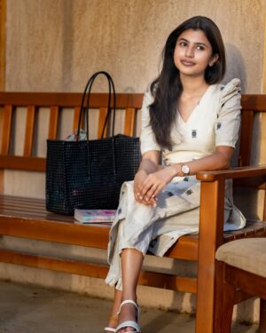 dharshini sudhakar Instagram - சங்கத்தில் பாடாத கவிதை ✍️❤️….

Wearing @laeila.india 
📸 @freelance.photography.dubai 

#dxb #tamil #uaetamil #photography #vintage