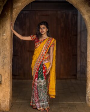 dharshini sudhakar Instagram - Lost in the right direction 🌤️♥️
📸 @pixelin.ae 

#dxb #tamil #fyp #uaetamil #saree #explore #photography #uae