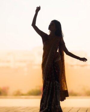 dharshini sudhakar Instagram - Lost in the right direction 🌤️♥️
📸 @pixelin.ae 

#dxb #tamil #fyp #uaetamil #saree #explore #photography #uae