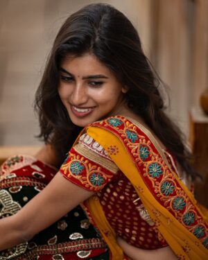 dharshini sudhakar Instagram - Lost in the right direction 🌤️♥️
📸 @pixelin.ae 

#dxb #tamil #fyp #uaetamil #saree #explore #photography #uae
