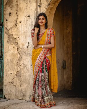 dharshini sudhakar Instagram - Lost in the right direction 🌤️♥️
📸 @pixelin.ae 

#dxb #tamil #fyp #uaetamil #saree #explore #photography #uae