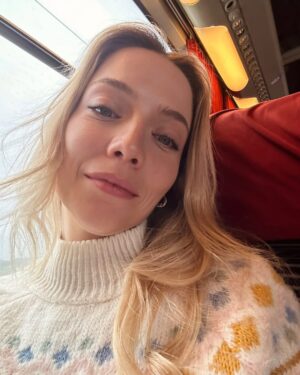 İdil Sivritepe Instagram - Sabaha karşı zorla uyumaya çalışırken bir hanımefendinin saat 22.00 den sonra uyuyorsanız zayıflayamazsınız da!! temalı tamamen moral bozma amaçlı videosunu izledim. Neyse insanlar bana da “ boşş bommboşş “ diyebilirler bazen. Burası günlük mü aloo! Foto hoş ama ❤️