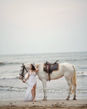 himanshi sharma Instagram - Staying above the herd🤍

#photoshoot #photoshootwithhorse 
#instagram #himmi