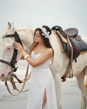 himanshi sharma Instagram - Staying above the herd🤍

#photoshoot #photoshootwithhorse 
#instagram #himmi